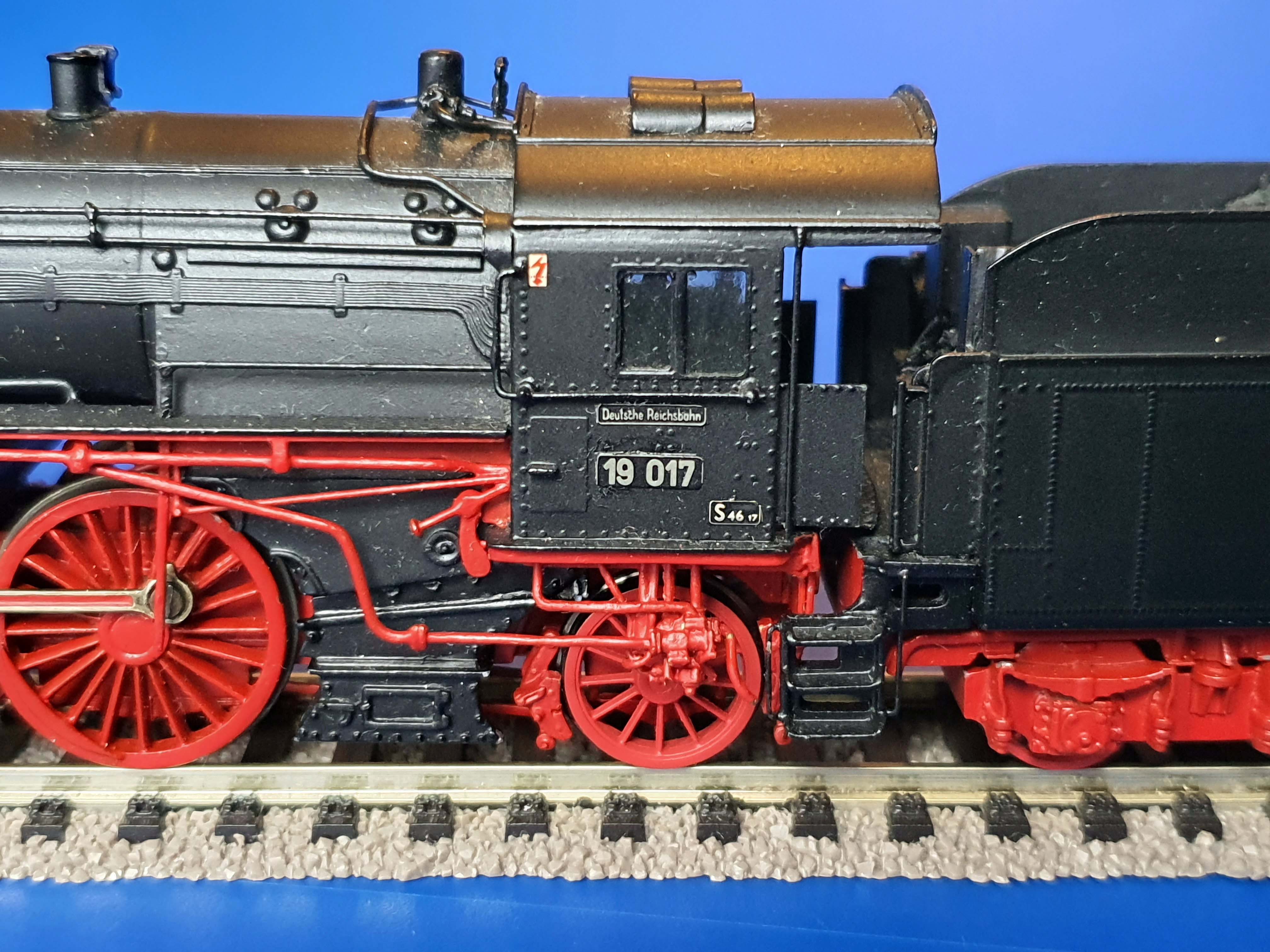 Cab side view of BR19 model